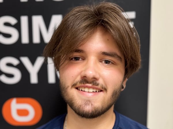 Dimitri fait parti de la Team Boulanger Bourg-en-Bresse depuis Août 2025 !
Il évolue au cœur des produits pour assurer le service client et une bonne gestion des stocks, de la réception des produits en réserve à la remise du produit au client.