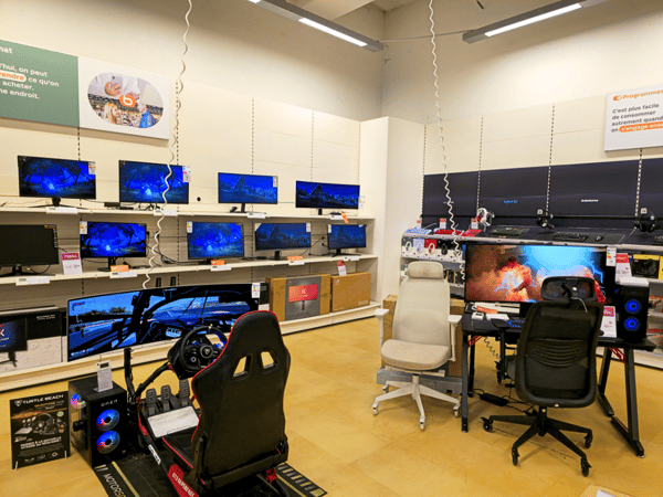Le coin gamer chez Boulanger Chambéry avec des chaises gaming, écrans et claviers