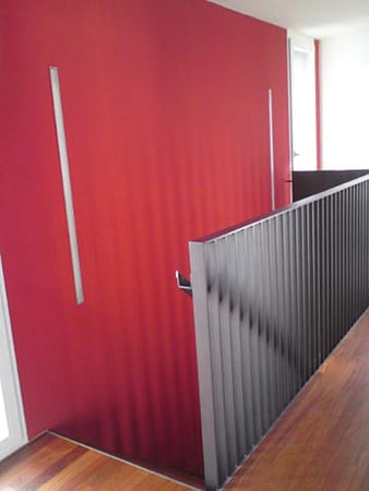 Kontrastwand im Treppenhaus mit Le Corbusier Farbe