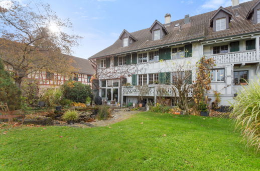 4½ Maisonette, Wohnfläche: 175 m², Baujahr: 1978, Heizungsart: Luft-Wärme-Pumpe, Wärmeverteilung: Fussbodenheizung, Gäste WC: 1, Fitnessraum, Gartenanteil: 10x7.5 Meter, Aussenstellplätze: 2, Startpreis CHF 958’000.–