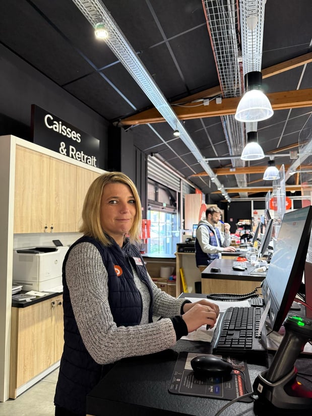 Julie vous attends en caisse avec le sourire