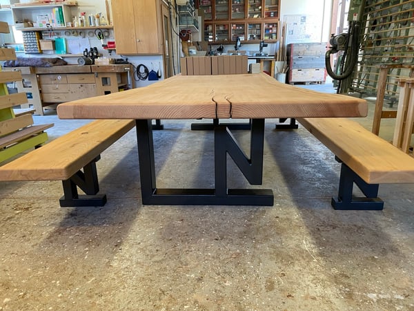 Tisch aus Massivholz und Sitzbank mit Logo N