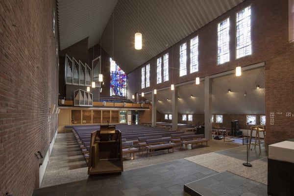 Innenbereich der Kirche mit Orgel.