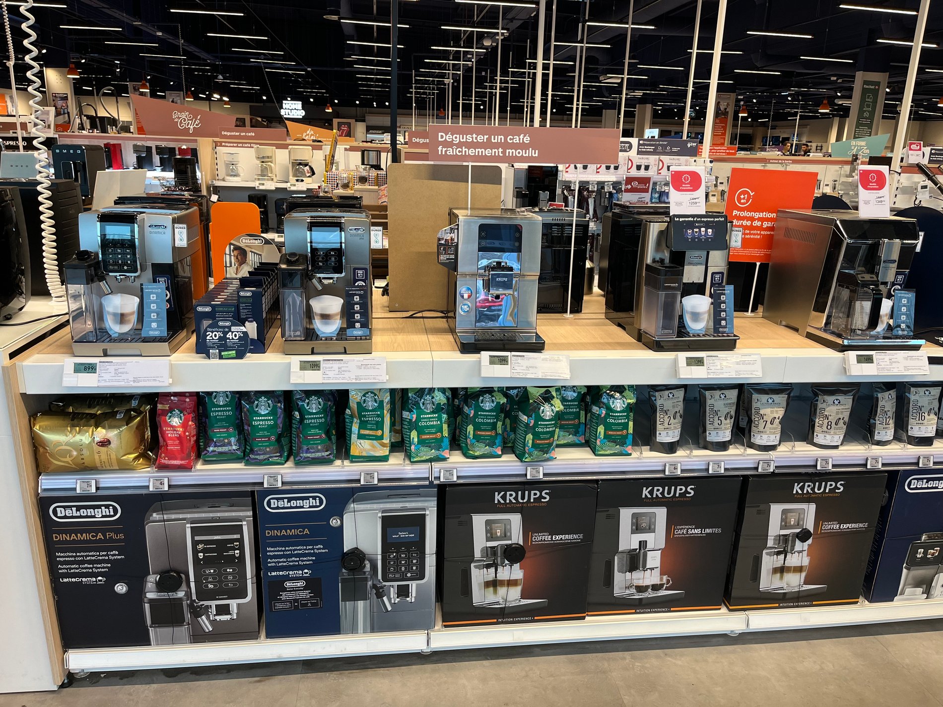 Exposition des broyeur expresso a café Delonghi Boulanger Limonest