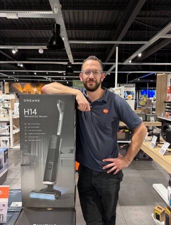 Collaborateur avec la boite d'un aspirateur laveur