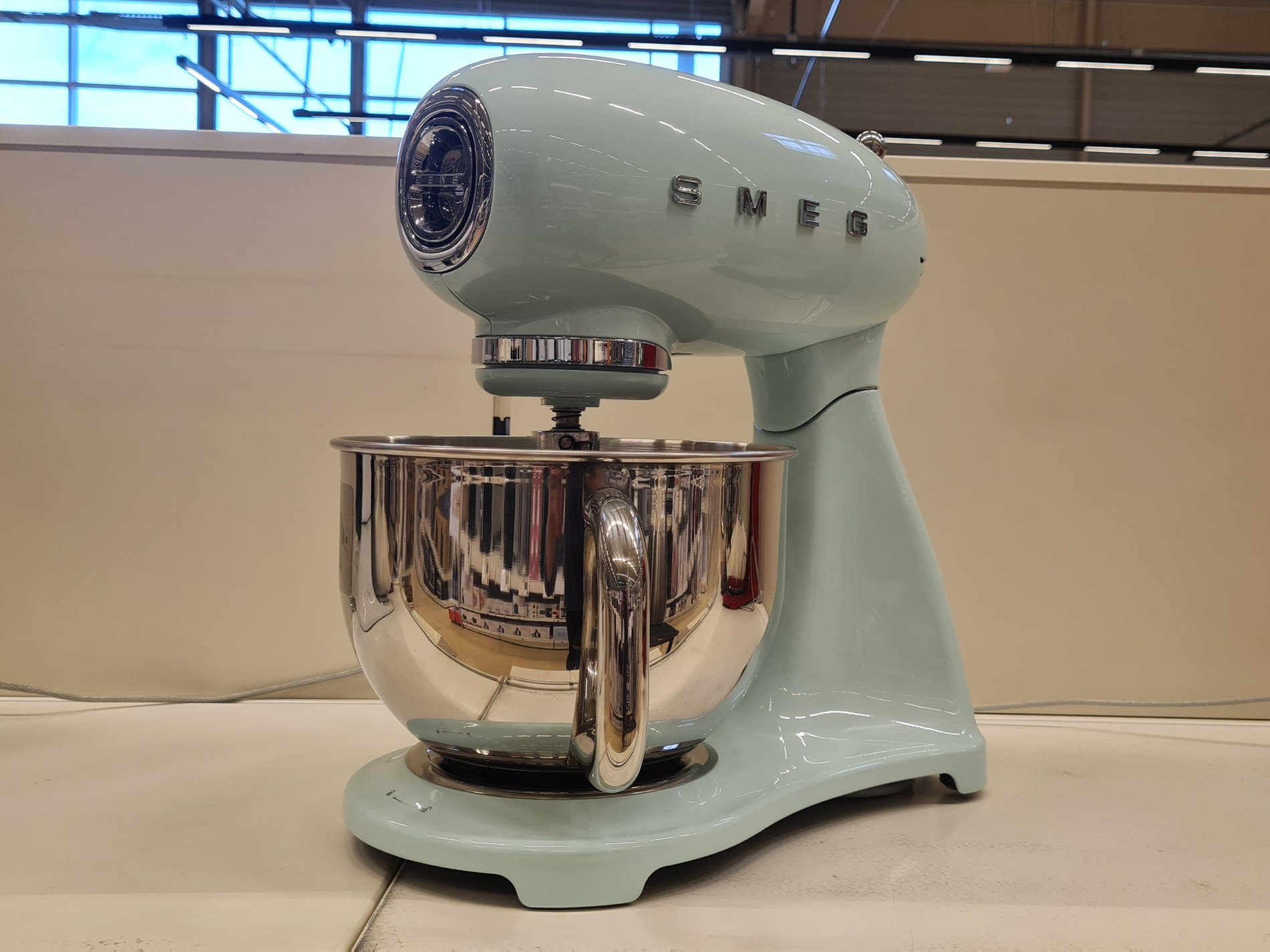 Robot pâtissier smeg vert dans notre magasin Boulanger St Quentin