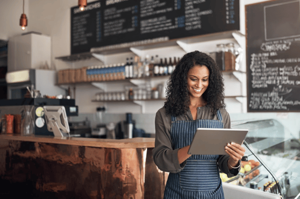 Propietaria de una cafetería con una tableta