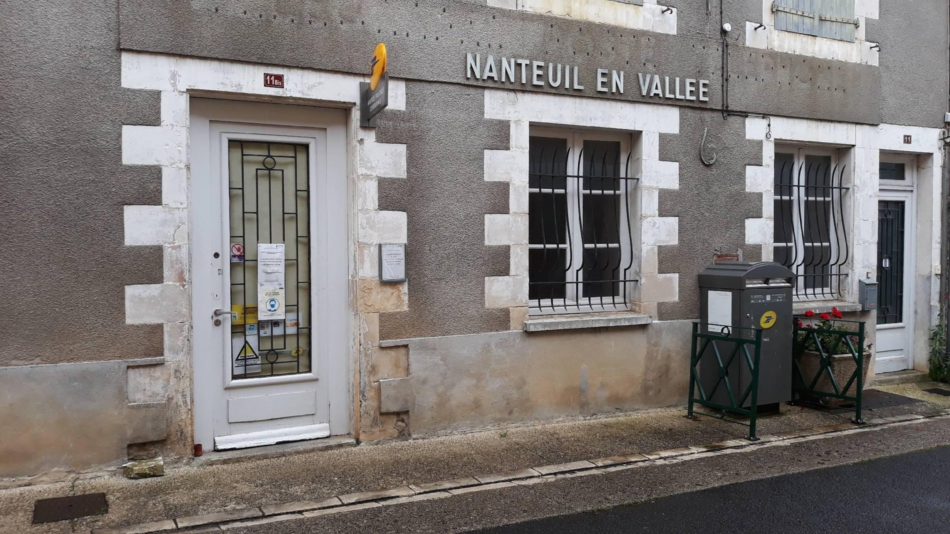 Photo du point La Poste Agence Communale NANTEUIL EN VALLEE Mairie