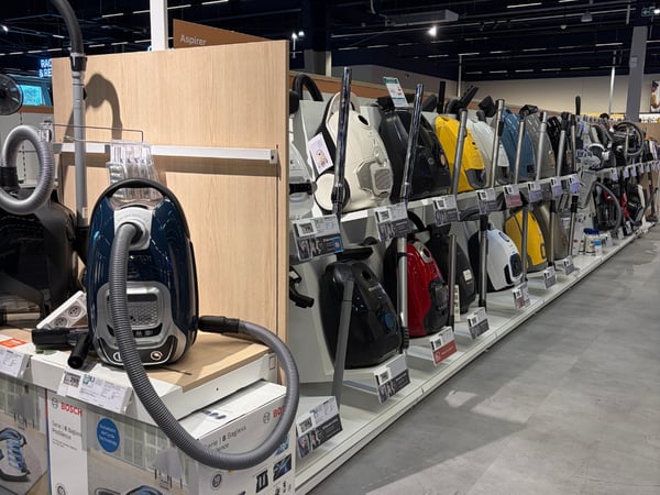 Vue du rayon aspirateur traineau avec les produits disposés en magasin.