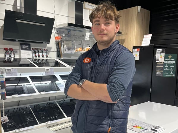 Diego vendeur électroménagers au magasin Boulanger La Rochefoucauld