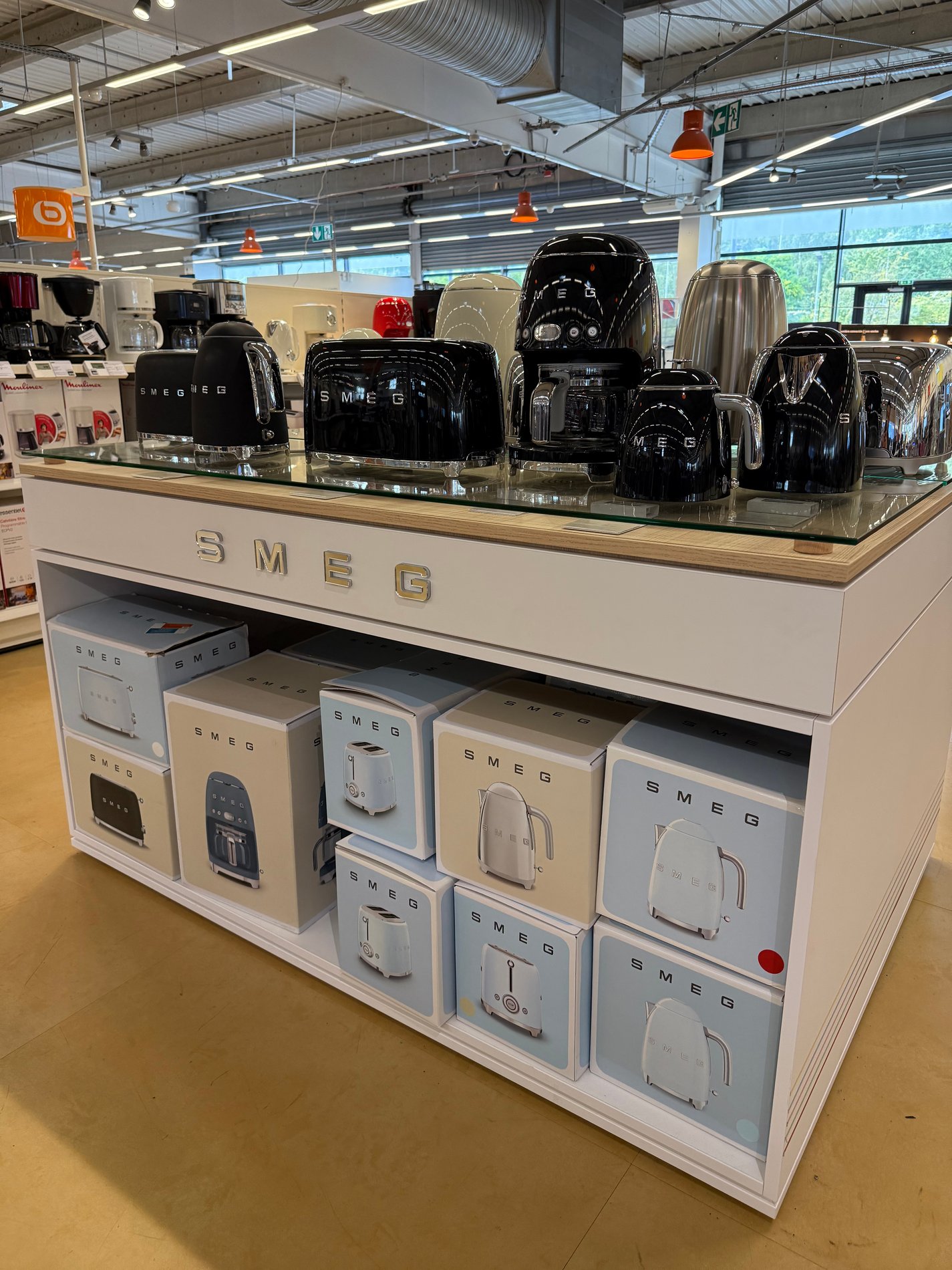 Table SMEG avec bouilloire, grille pain, presse agrume