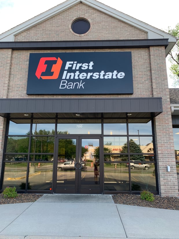 Exterior image of First Interstate Bank in Hastings, NE.