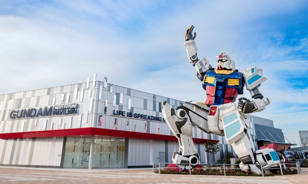 大阪・関西万博のガンダム像とガンダムパビリオン外観