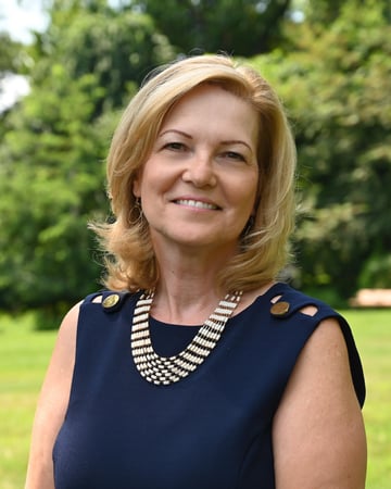 Photo of Lauren Saxton