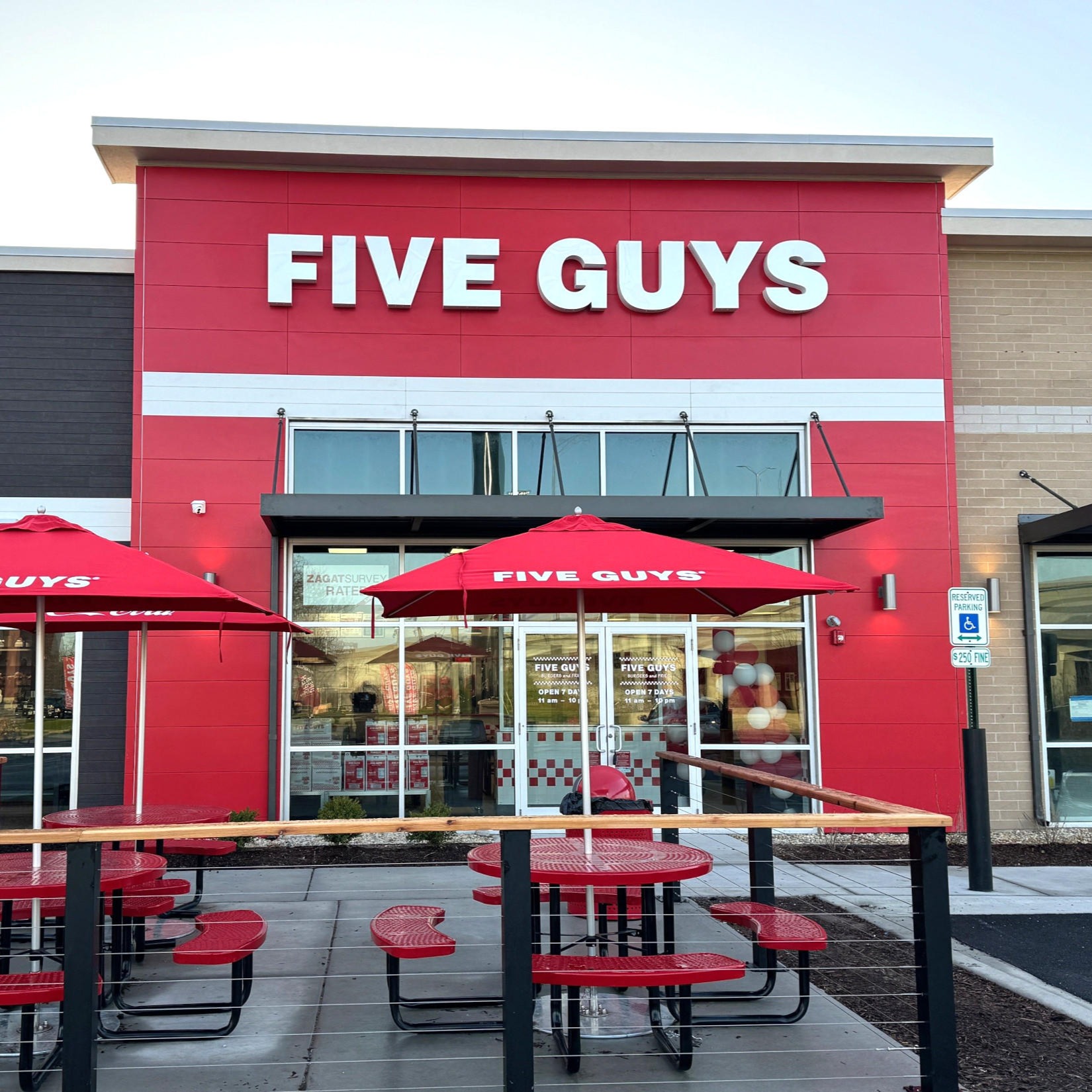 Five Guys Des Plaines: Cheeseburger, hot dog, fries, and milkshakes in Des  Plaines