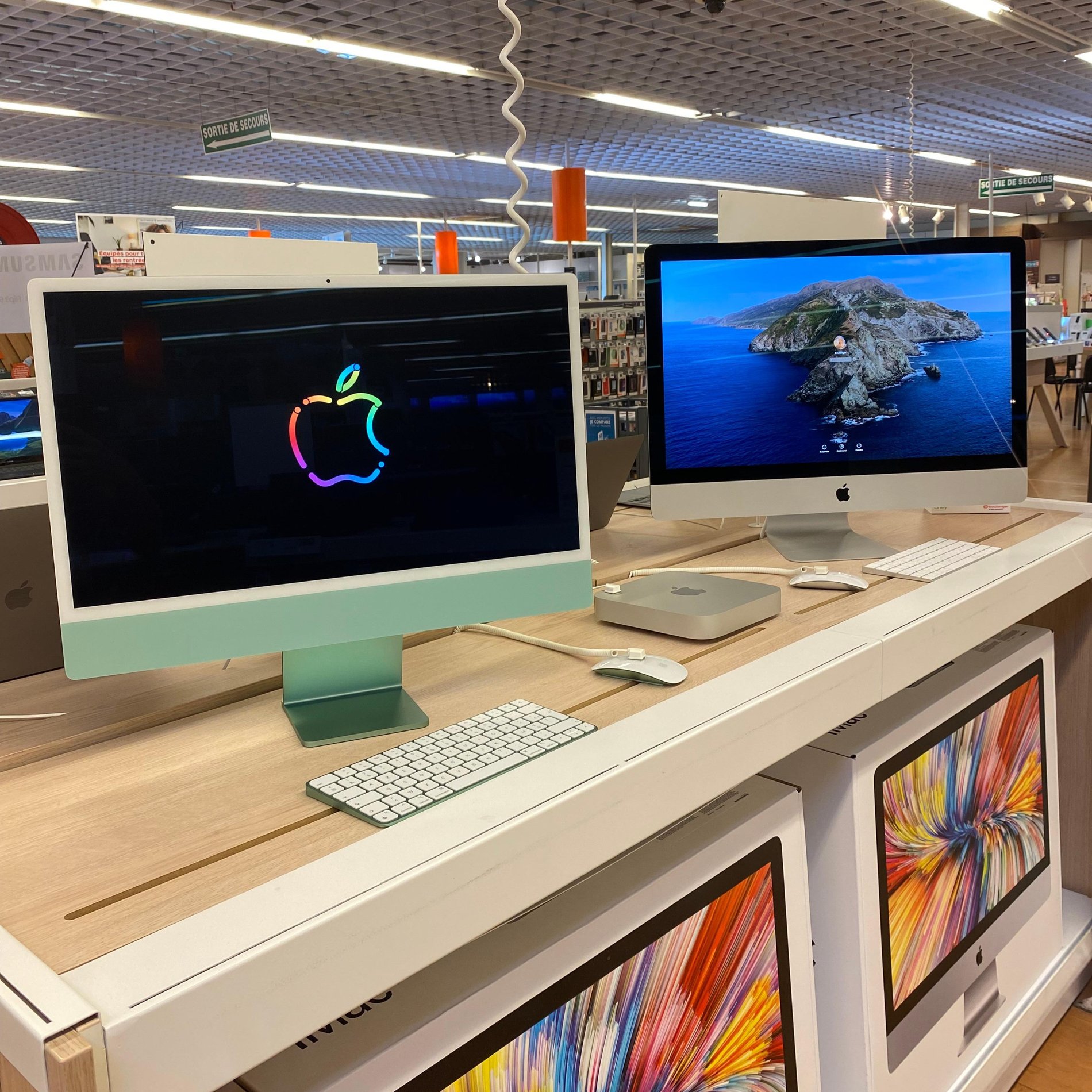 Table avec les Mac et les MacBook