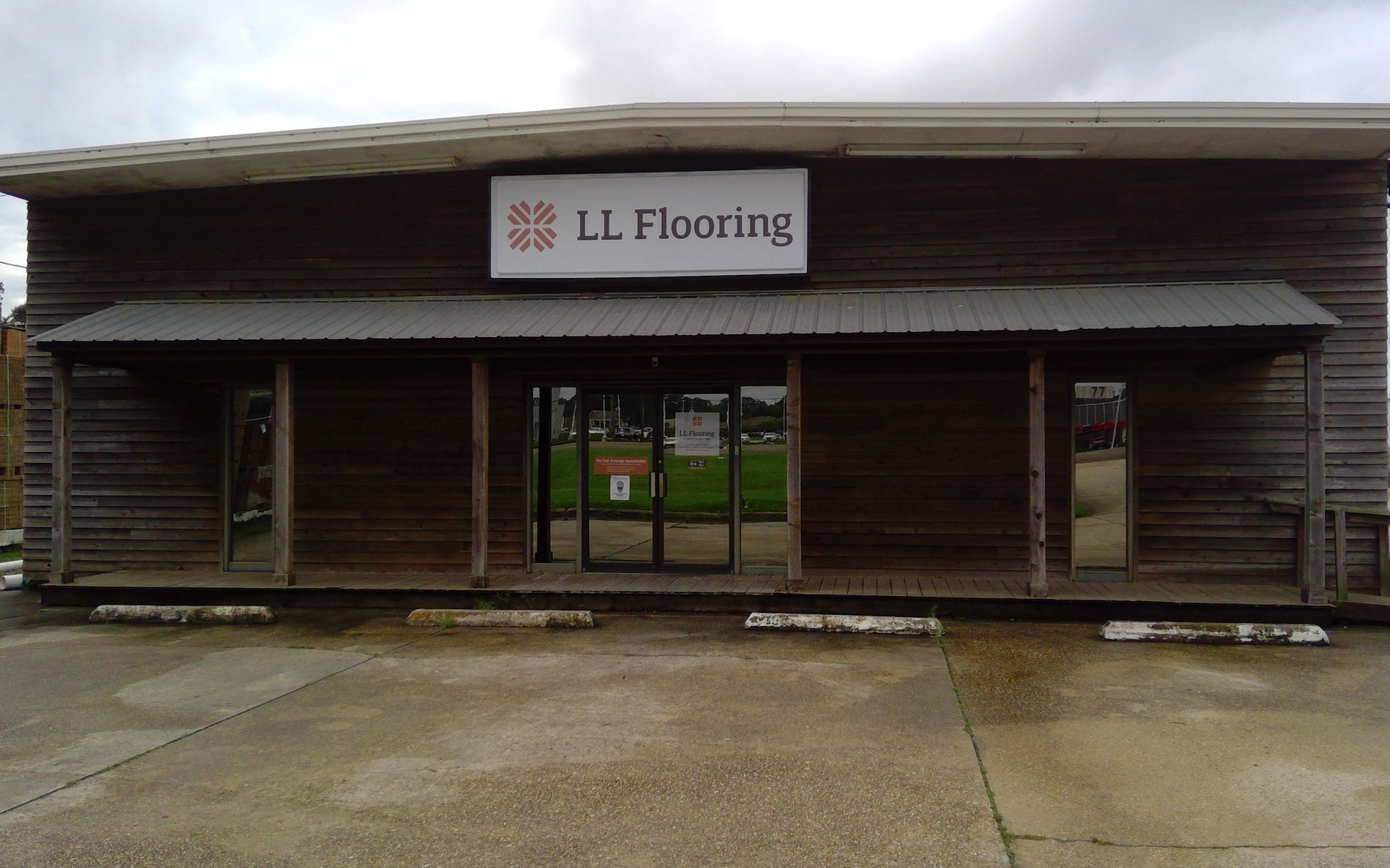 LL Flooring #1073 Baton Rouge | 11770 Airline Highway | Storefront