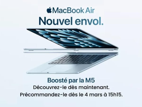 Visuel publicitaire Apple présentant le MacBook Air avec deux ordinateurs superposés en vue ouverte mettant en avant son design fin et léger. Le message indique « MacBook Air – Nouvel envol. », précise qu’il est boosté par la puce M5 et invite à le découvrir dès maintenant, avec des précommandes ouvertes le 4 mars à 15h15.