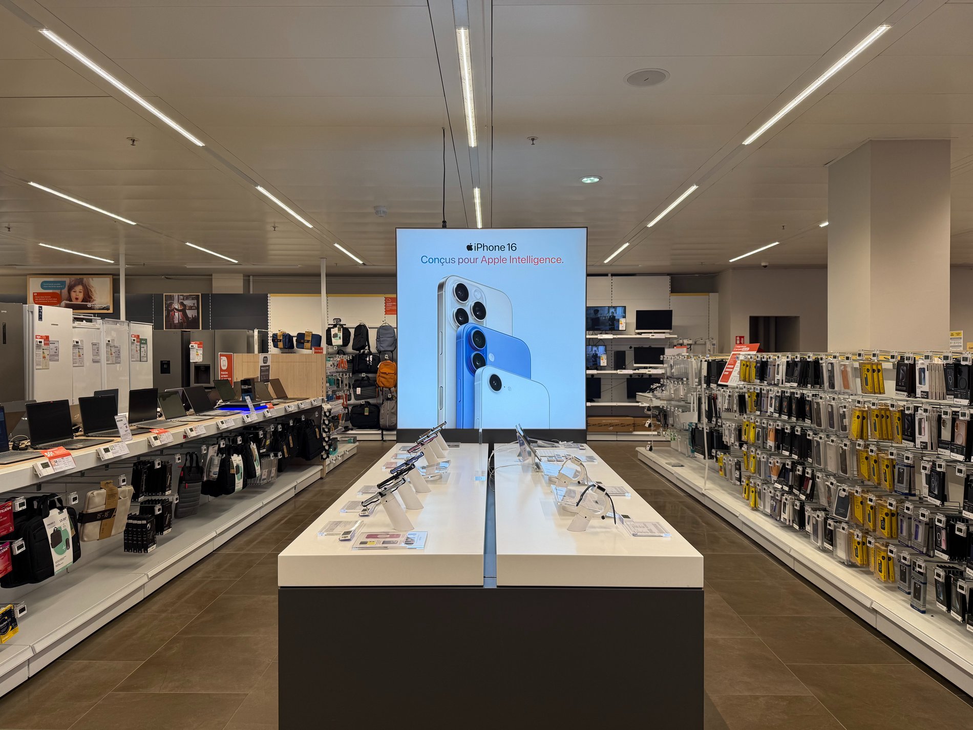 Table Apple - Boulanger Levallois Perret (SO OUEST)