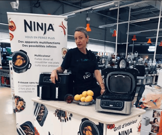 Appareil de cuisson Ninja Food en démonstration par Sabine, dans votre magasin Boulanger Publier-Thonon
