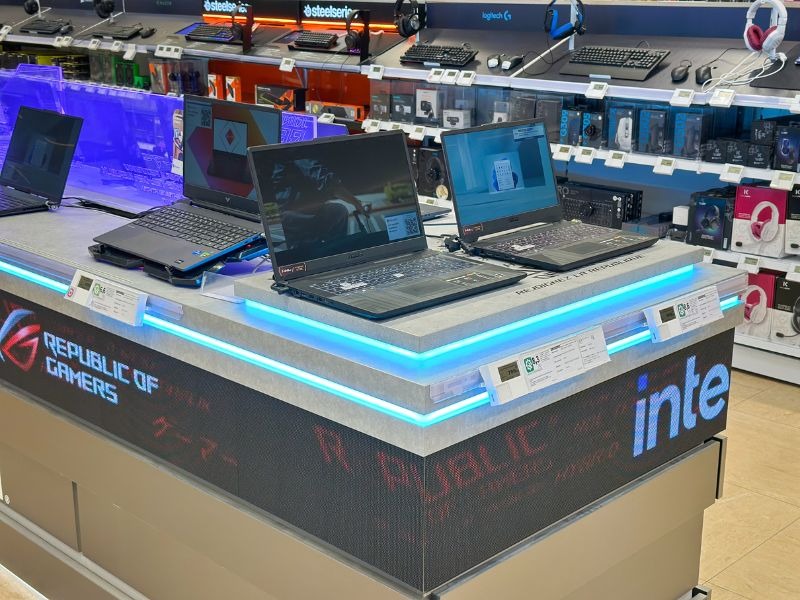 Une table dédiée aux ordinateurs portables gaming notamment ceux de la marque Asus, au magasin Boulanger Avignon - Le Pontet.