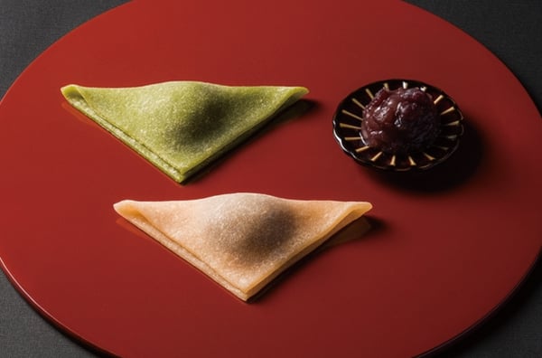 定番のニッキと抹茶の生八つ橋を使用した「おたべ」