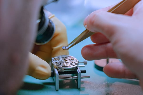 Je vous offre un service attentif qui respecte chaque composant de votre montre, assurant une réparation minutieuse et une précision irréprochable.