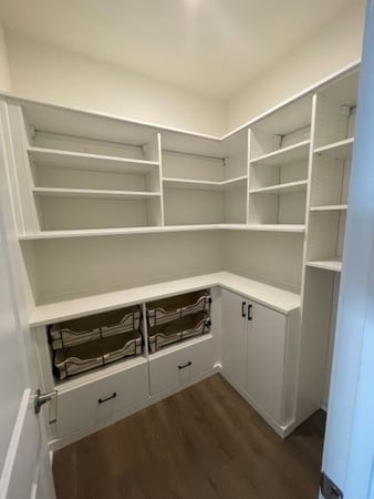 Pantry with pull-out baskets