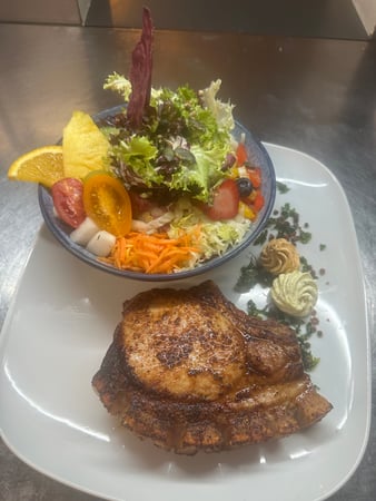 Bauernkotelett mit Beilagen Salat