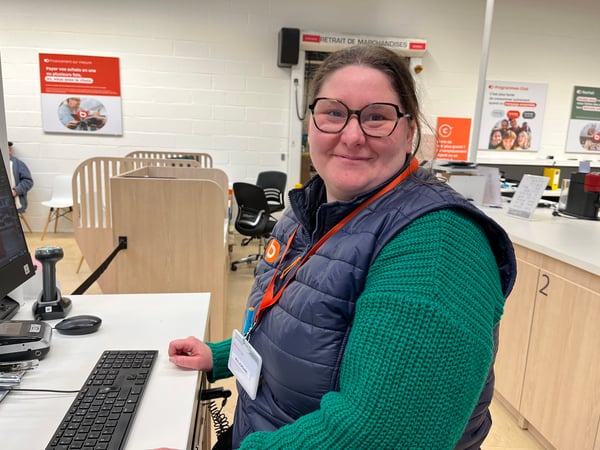 Elodie, conseillère service client
