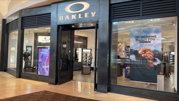 OAKLEY ROBOTIC STOREFRONT DISPLAY 日替わりスペシャル - haarstudio ...