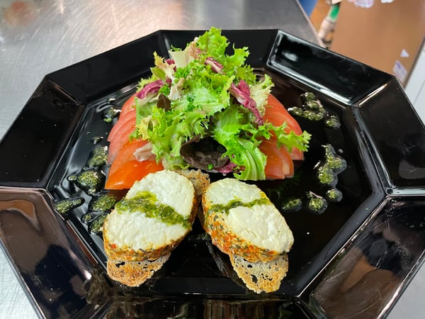 Tomatensalat mit Grindelwalder Ziegenfrischkäse