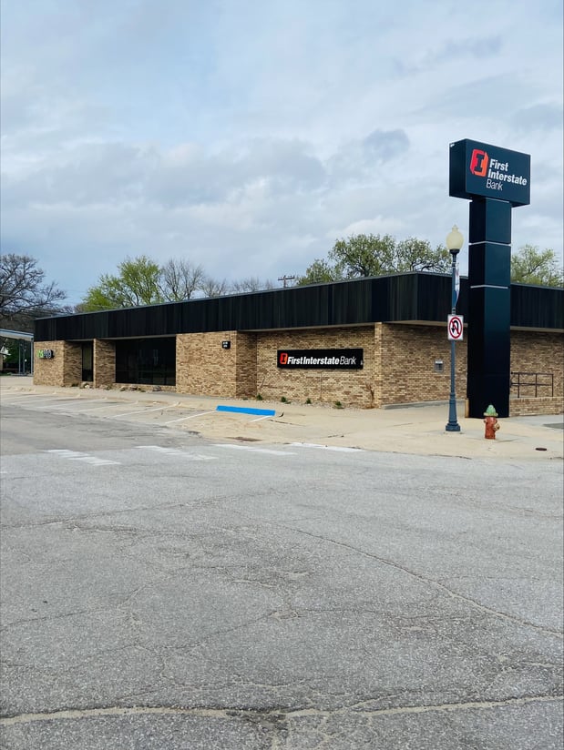 Exterior image of First Interstate Bank in Wahoo, NE.