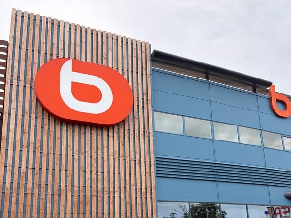 Boulanger Plan de Campagne , façade du magasin logo b