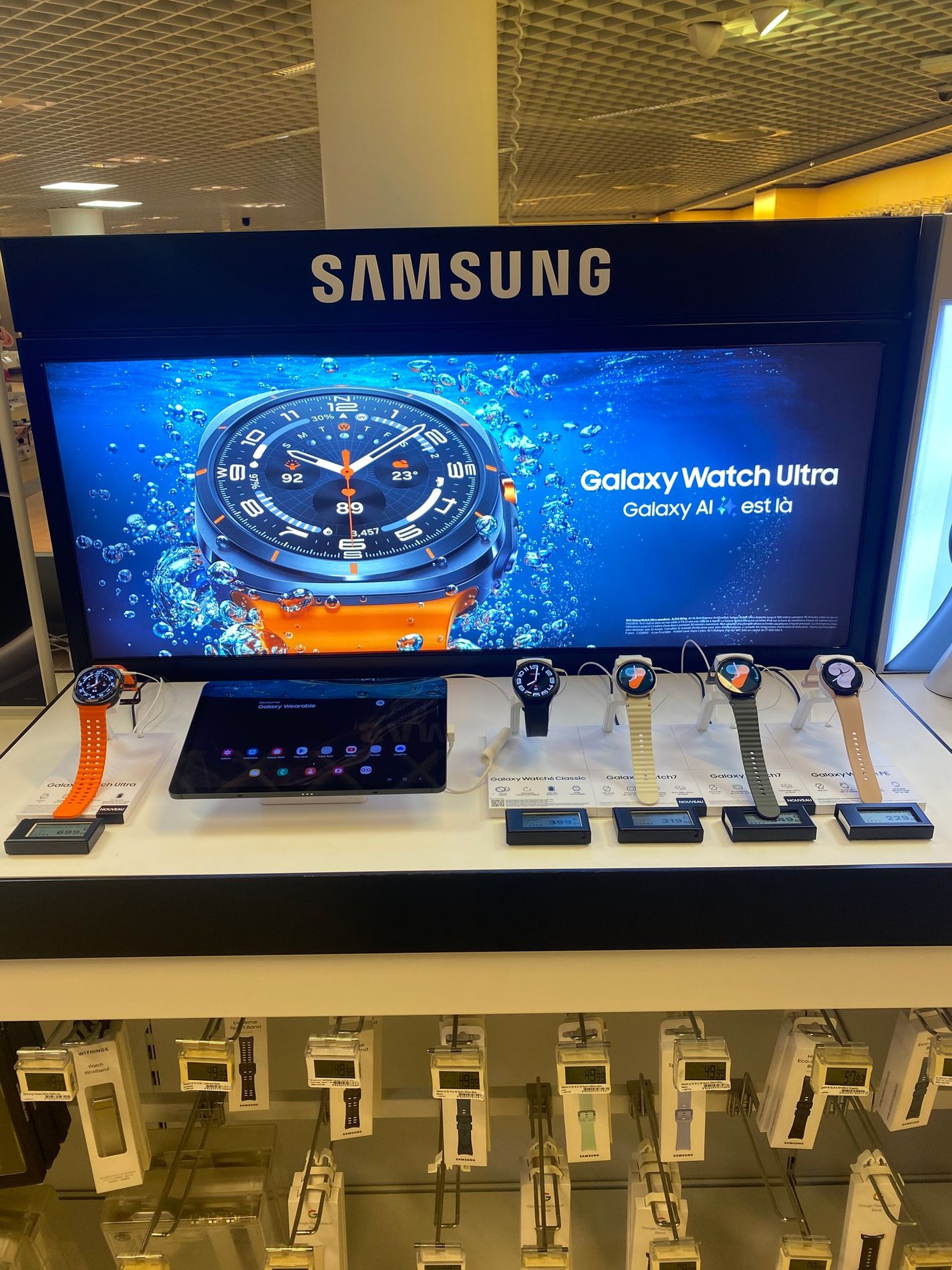 Display de marque SAMSUNG avec les montres connectées watch 6 ultra au magasin Boulanger Lyon - Les Cordeliers