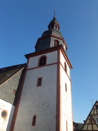 Die Kirche in Neustadt datiert sich an ihrem Turmeingang 1480. In der Zeit des 17./18.Jahrhunderts wurde die Kirche zu klein und in größeren Umbauarbeiten vergrößert. Dabei erhielt sie auch ihre barocke Ausgestaltung. Zu den Besonderheiten zählen ein noch erhaltener protestantischer Beichtstuhl und die 300jährige neu renovierte Orgel.