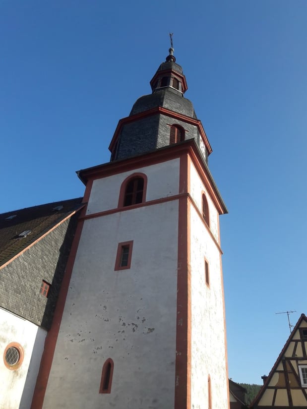Die Kirche in Neustadt datiert sich an ihrem Turmeingang 1480. In der Zeit des 17./18.Jahrhunderts wurde die Kirche zu klein und in größeren Umbauarbeiten vergrößert. Dabei erhielt sie auch ihre barocke Ausgestaltung. Zu den Besonderheiten zählen ein noch erhaltener protestantischer Beichtstuhl und die 300jährige neu renovierte Orgel.