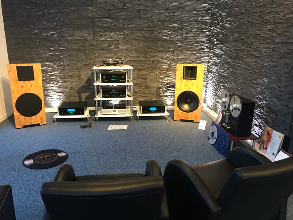Bitte nehmen Sie Platz und geniessen Sie die Musik