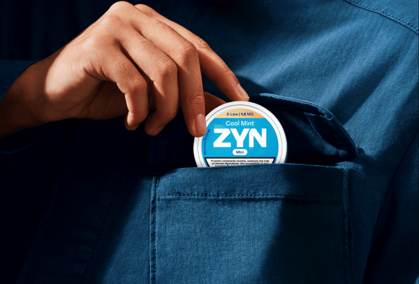 Una mano che tiene il prodotto ZYN Cool Mint 1,5 Mg e lo mette in tasca