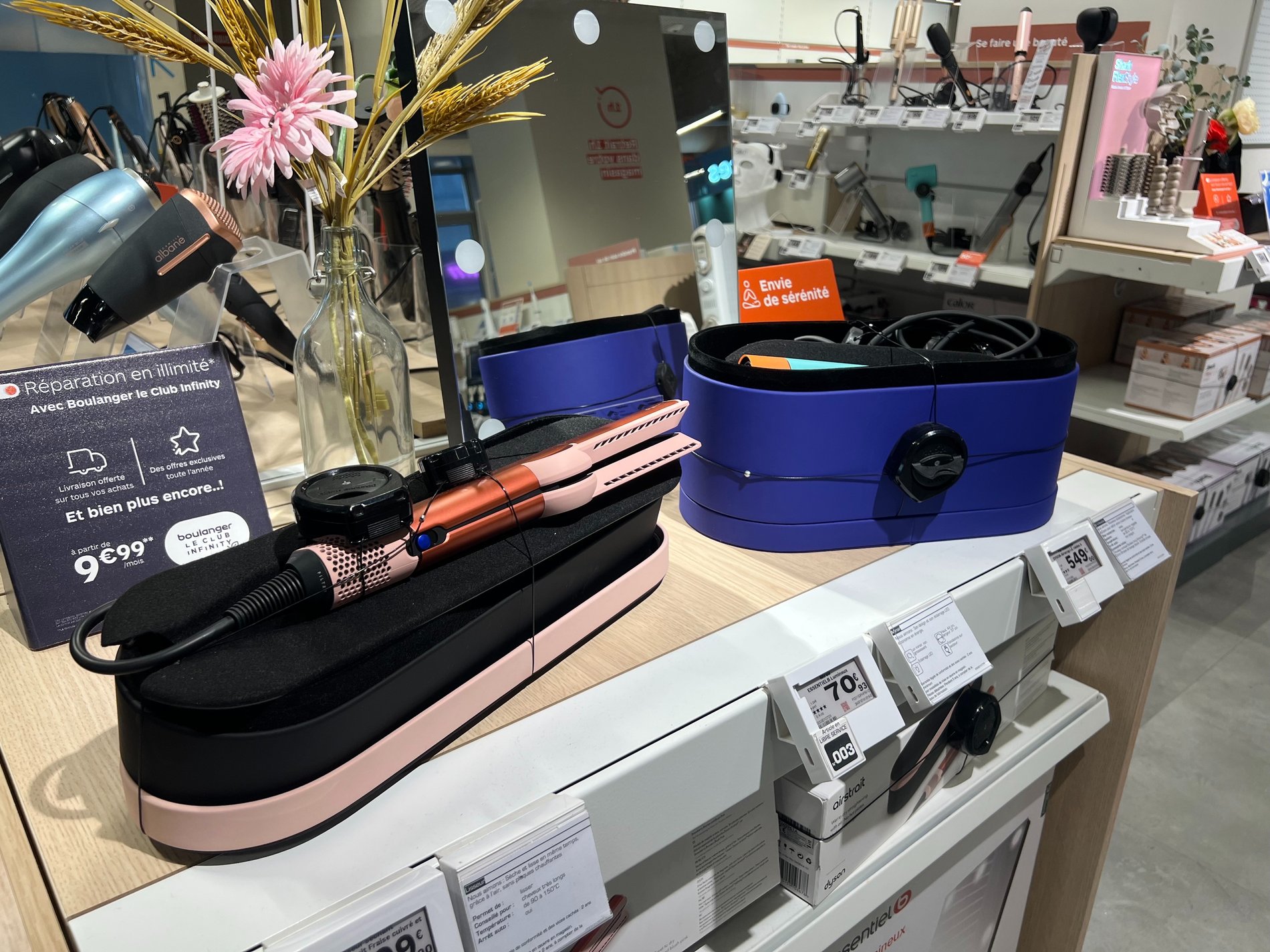 Tête de gondole beuté femme Dyson avec le Airstrait et le Airwrap