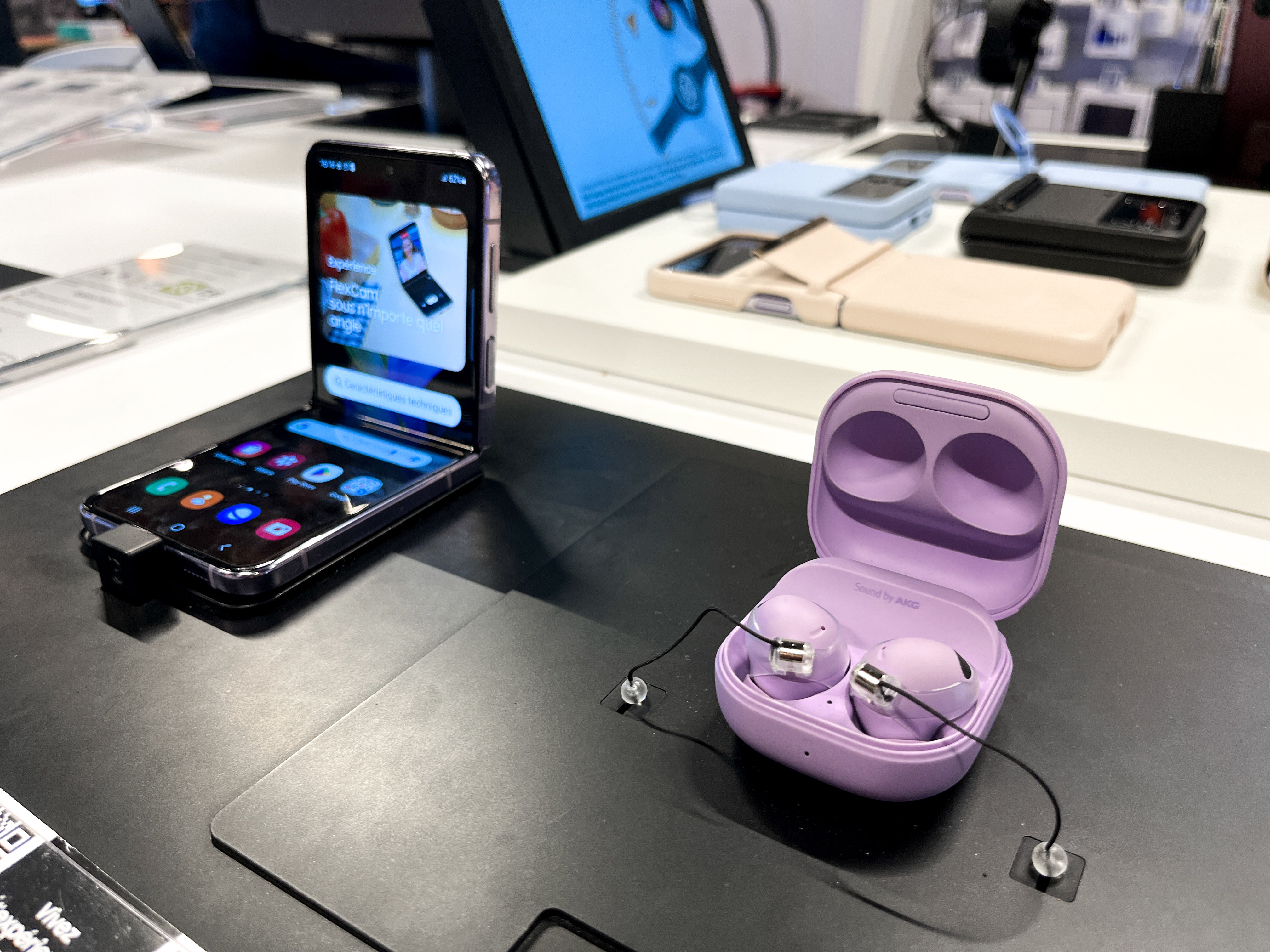 Telephone Samsung  Flip et écouteurs Samsung Galaxy Buds  au sein du magasin Boulanger Aix-en-Provence proche de Puyricard, Venelles, Pertuis, Eguilles et Salon de Provence