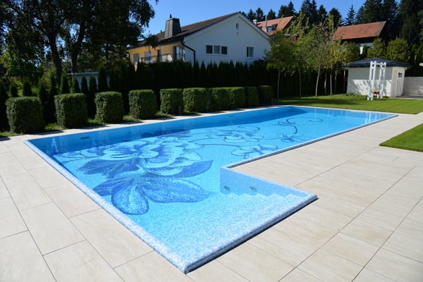 Fertigschwimmbecken mit Mosaik