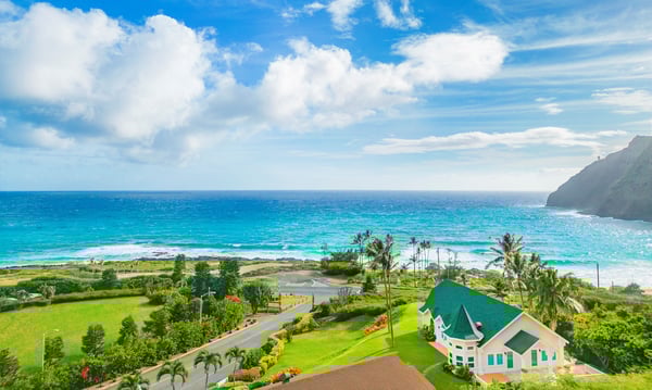 エメラルドブルーの海と雄大な自然