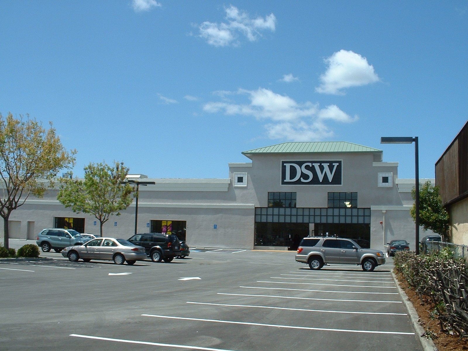 closest dsw warehouse
