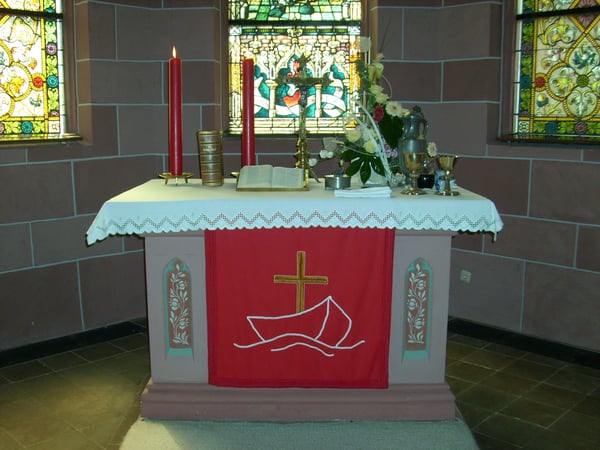 Das Bild zeigt den Altar der Evangelischen Kirche Kirtorf-Lehrbach