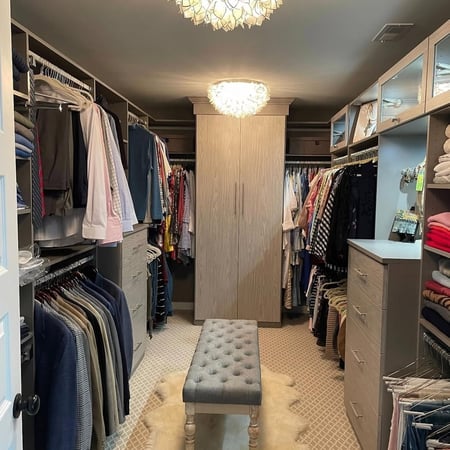 Richmond - Custom closets - Beautiful walk-in closet with bench in center