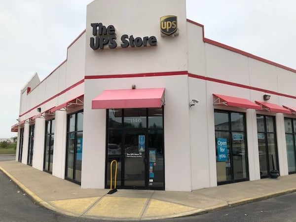 Facade of The UPS Store Waukegan