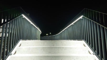Brücke V-ZUG. Asymmetrisch beleuchtet