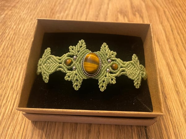 40.- Bracelet Oeil de tigre.L' Oeil de Tigre correspond au Chakra du Plexus Solaire, le centre des émotions. Il apporte de la protection mentale, et régule le stress. Nettoyage dans l'eau, recharge sur géode d'améthystes ou amas cristallin. c