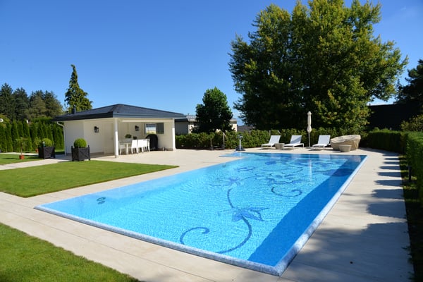 Schwimmbecken mit Glas-Mosaik